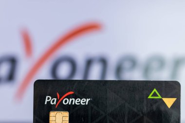 Bhairahawa, Nepal - 27 Haziran 2020: Payonez MasterCard 'ı dizüstü bilgisayara karşı tutan adam. Ortaklık şirketi Wirecard AG 'nin iflası nedeniyle Pasioner fonları son zamanlarda beklemeye alındı..
