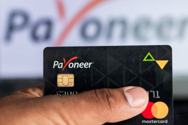 Bhairahawa, Nepal - 27 Haziran 2020: Payonez MasterCard 'ı dizüstü bilgisayara karşı tutan adam. Ortaklık şirketi Wirecard AG 'nin iflası nedeniyle Pasioner fonları son zamanlarda beklemeye alındı..