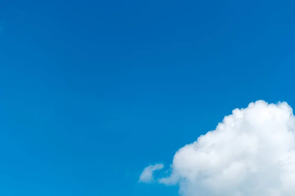 Nube Blanca Con Espacio Copia Contra Cielo Azul Limpio —  Fotos de Stock