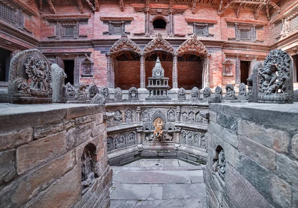 Patan Durbar Squareでヒンズー教の神々と女神の彫刻で飾られた古代のタップ — ストック写真