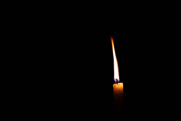 Λευκό Κερί Κερί Καύση Στο Σκοτάδι Απομονωμένο Copyspace — Φωτογραφία Αρχείου