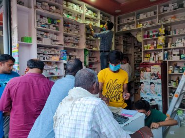 Sonauli, Hindistan - 26 Eylül 2020: İnsanlar koronavirüs salgını sırasında ilaç almak için yerel eczane önünde kuyruğa girdiler.