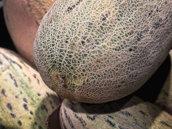 Yeni çatlamış kavunların yatay fotoğrafı.