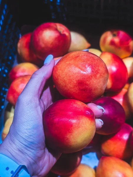 Markette taze kırmızı nektarlar hazır.