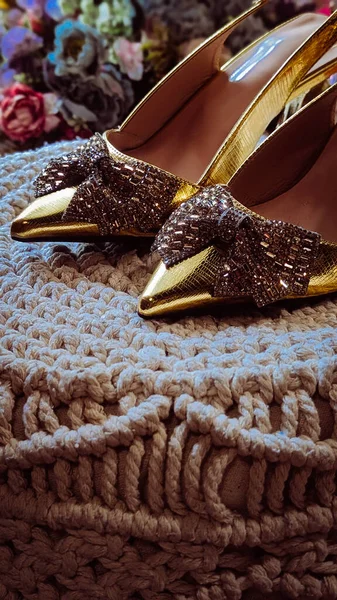 Dekoratif yayı olan zarif altın topuklu.