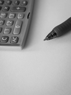 Beyaz arkaplan, ofis işi ve finans kavramına ilişkin hesap makinesi ve kalem