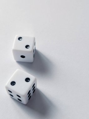 Beyaz arkaplanda iki zarın yakın plan görüntüsü
