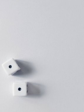 Fotokopi alanı olan beyaz arkaplanda iki zarın dikey fotoğrafı