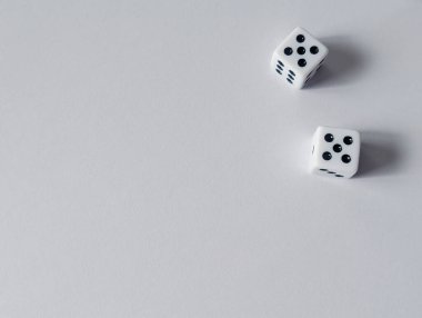 Köşesinde çift 5 olan harf küpleri, yatay yerleşim, metin için boşluk