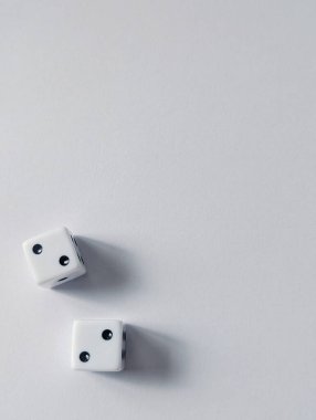 Beyaz arkaplanda iki zarın dikey fotoğrafı