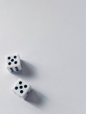 Köşesinde çift 5 olan zar küpleri, dikey düzen, metin için boşluk