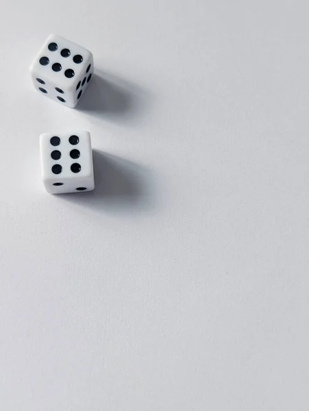 Köşesinde altılı harf küpleri, metin için boşluk