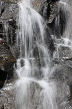 acqua che scorre tra le rocce formando una cascata