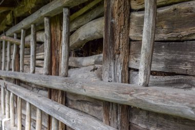 Eski ahşap ahır duvarı