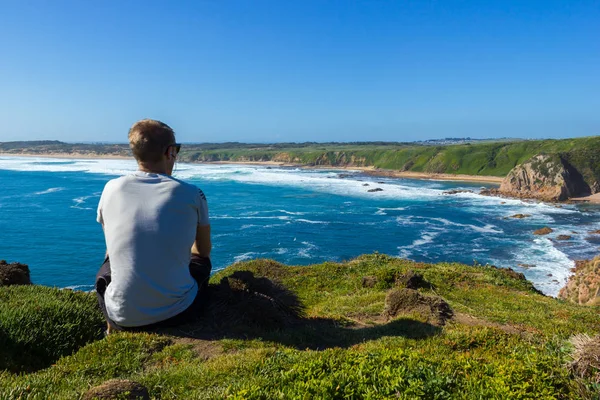Joven disfrutando de la vista - mirador pináculos, Phillip isla, australia — Foto de Stock