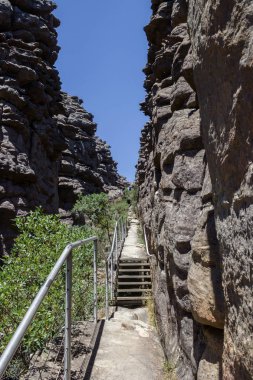 Zirveye giden yürüyüş yolu Central Grampians, Victoria, Avustralya