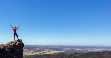 Boroka uyanık, Grampians Milli Parkı, Avustralya, bir kayanın üzerinde duran adam