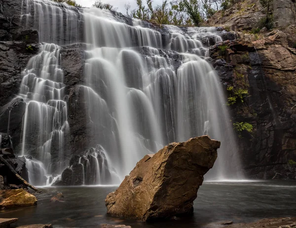 Huge rock in front of Mackenzie Falls — Stock Photo, Image