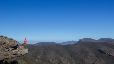 Balkon, Grampians, Victoria, Avustralya, sazlık uyanık, ayakta adam