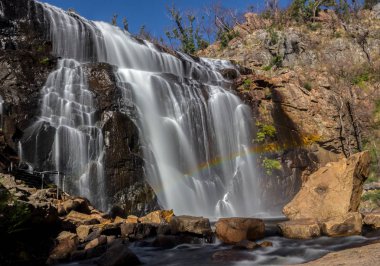 Gökkuşağı önünde şelale, Mackenzie Falls, Grampians, Avustralya