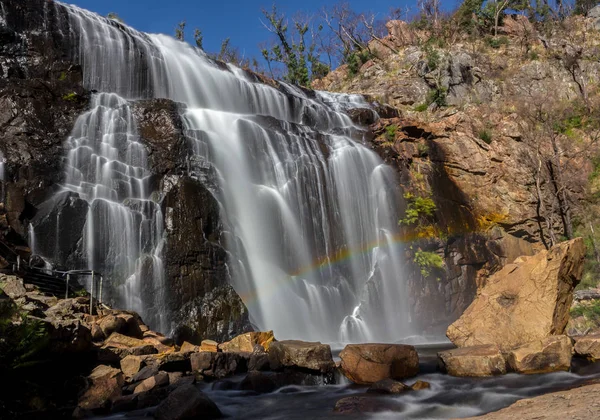 Gökkuşağı önünde şelale, Mackenzie Falls, Grampians, Avustralya