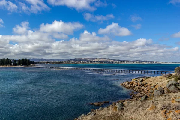 De causeway tussen victor harbour en graniet eiland, Zuid-Australië — Stockfoto