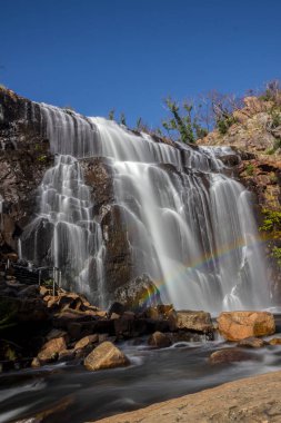 Gökkuşağı önünde şelale, Mackenzie Falls, Grampians, Avustralya
