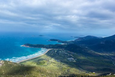Mount Oberon Zirvesi yürümek, Wilsons Promontory Milli Parkı, bulutların arasından parlayan güneş