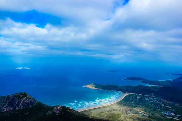 太阳在奥伯龙山山顶步行街和观景台的云层中透过云层闪耀, 威尔森海角国家公园 — 图库照片