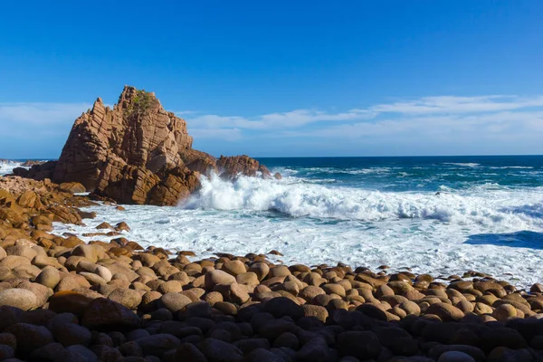 Vlny, drcení na obrovské skály, philip island, victoria, Austrálie — Stock fotografie