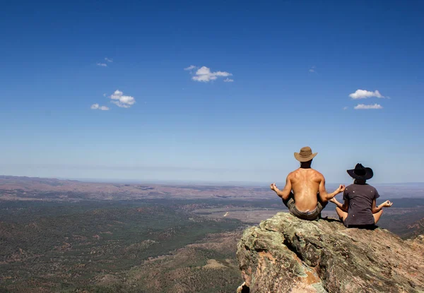 Jung Women Men Sitting Mary Peak Flinders Ranges National Park — Fotografia de Stock
