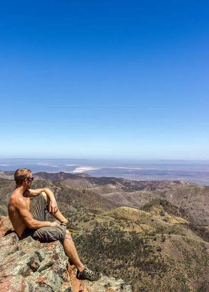 Jung Homem Com Cabeça Olhando Para Baixo Flinders Gama Parque — Fotografia de Stock