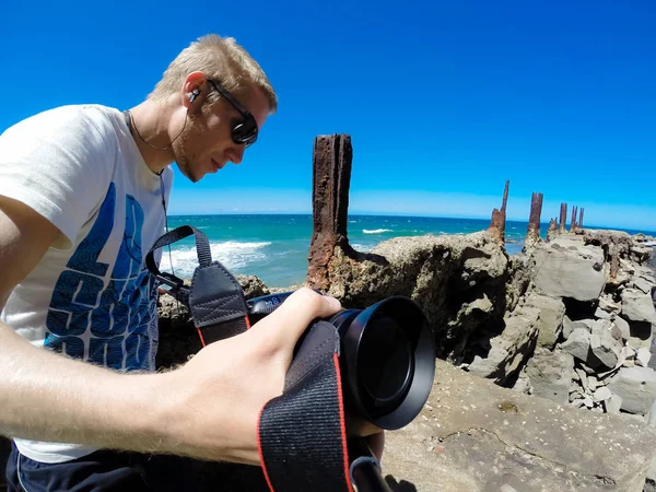 Yung Man Sitting Old Sea Cliff Bridge Grand Pacific Drive — Foto de Stock