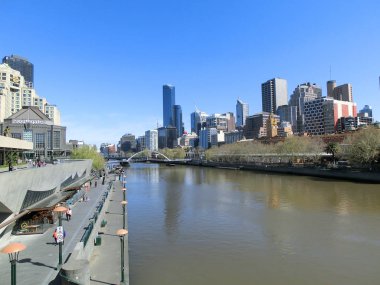 Güneşli bir günde Yarra Nehri manzarası, Melbourne, Victoria, Avustralya