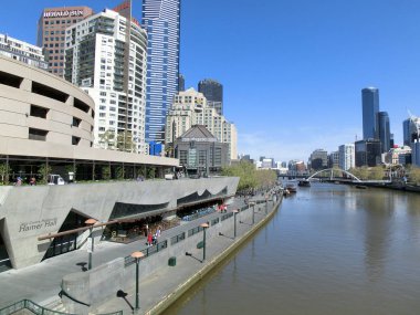 Güneşli bir günde Yarra Nehri manzarası, Melbourne, Victoria, Avustralya