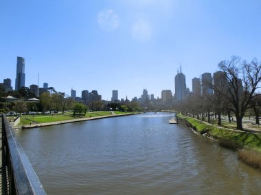 Melbourne silueti Yarra Nehri ve Botanik Bahçeleri yakın, Melbourne güneşli bir günde, Victoria, Avustralya