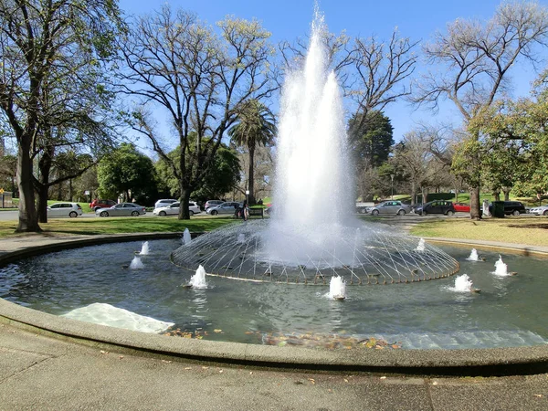 Hermosa Fuente Jardín Botánico Con Árboles Primavera Día Soleado Melbourne — Foto de Stock