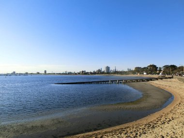 St. Kilda Beach, Melbroune, Avustralya bulutsuz bir günbatımı üzerinde gelen discance Melbourns Cbd