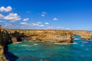 Bulutlar ile ünlü kayalıklardan yakınındaki 12 Apostel, Victoria, Avustralya