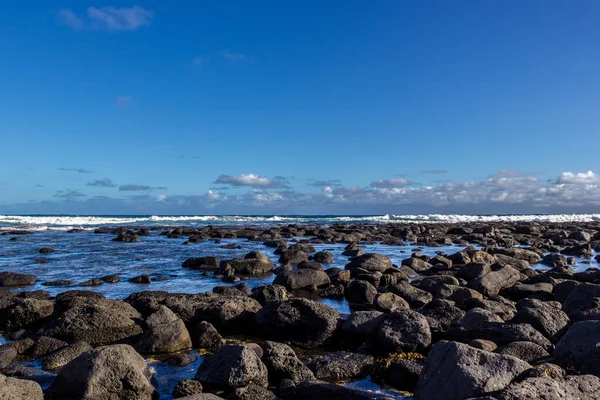 Mar Agitado Rompiendo Rocas Escarpadas Largo Costa Cielo Azul Con — Foto de Stock
