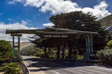 Ahşap kapı ve Great Ocean Road yakınındaki Lorne, Avustralya sokak tabelası