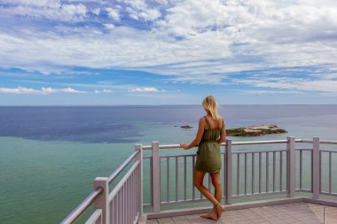 Monkey Mia, Batı Avustralya Lookout platformunda Mutlu backpacker kadın. Hint Okyanusu kıyı şeridinin kayalıklarının keyfini çıkaran kafkas kız.