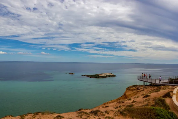 Группа туристов на смотровой площадке в Monkey Mia, Западная Австралия. Кавказская девушка наслаждается скалами побережья Индийского океана . — стоковое фото