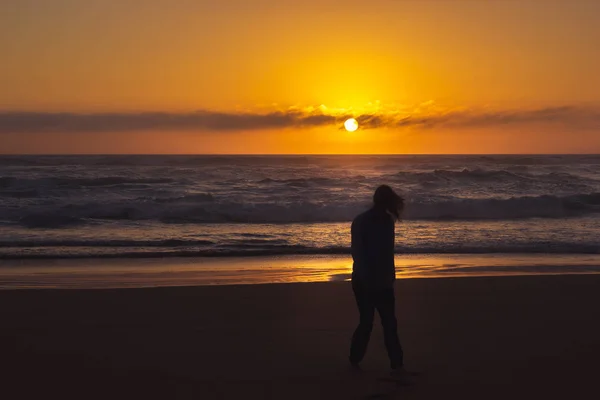 Zorgeloze vrouw dansen in de zonsondergang op het strand. Vacation Vitality Healthy Living concept, Australië — Stockfoto