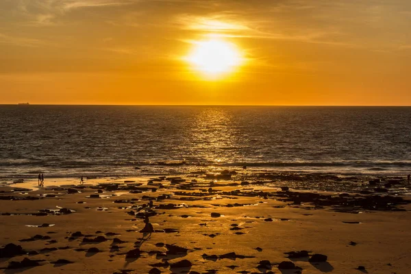観光客や地元の人々、水平線に大きな船と西オーストラリア州ブルームのビーチの夕日と enyoing の日没時、歩いて — ストック写真