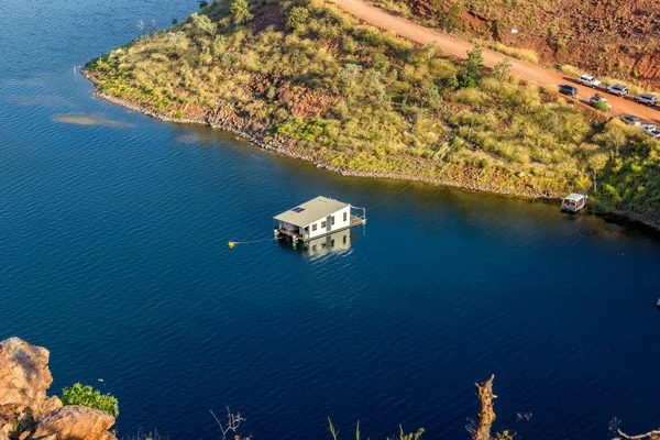 Uitzicht op een woonboot in Lake Argyle, westerse Australias grootste door de mens veroorzaakte reservoir volumeprocent. in de buurt van de stad van Ku van East Kimberley — Stockfoto