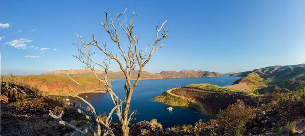 Dode boom voor Lake Argyle is westerse Australias grootste door de mens veroorzaakte reservoir volumeprocent. in de buurt van de stad van Ku van East Kimberley — Stockfoto