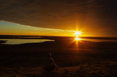 Jung adam zevk güzel gün batımı 3 göller, Gladstone doğal uyanık, Avustralya ile Avustralya outback