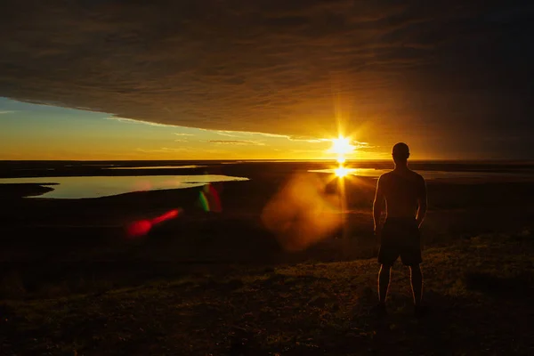 Junger Mann genießt wunderschönen Sonnenuntergang im australischen Outback mit 3 Seen, Aussichtspunkt in Gladstone, Australien — Stockfoto