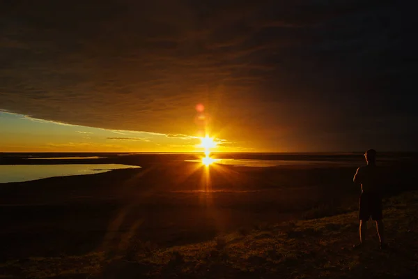 Junger Mann genießt wunderschönen Sonnenuntergang im australischen Outback mit 3 Seen, Aussichtspunkt in Gladstone, Australien — Stockfoto